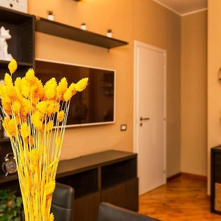 Sunny & Updated Flat With Panoramic City View 50M From M4 Stop Milano Eksteriør billede
