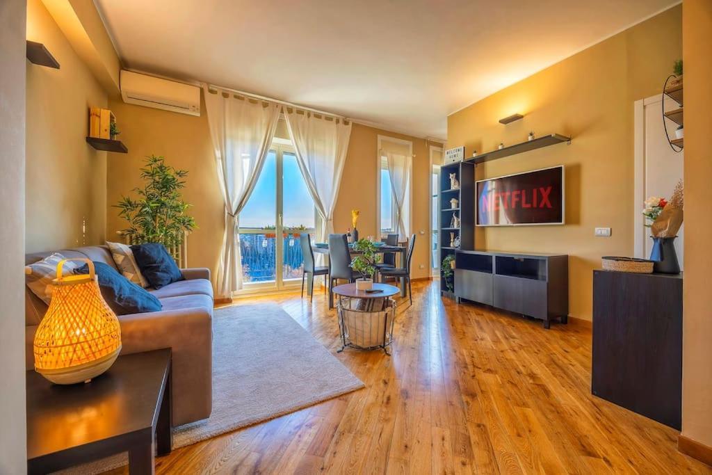 Sunny & Updated Flat With Panoramic City View 50M From M4 Stop Milano Eksteriør billede