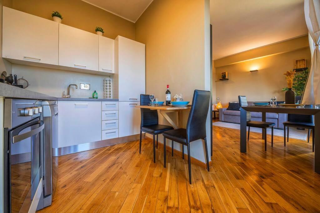 Sunny & Updated Flat With Panoramic City View 50M From M4 Stop Milano Eksteriør billede