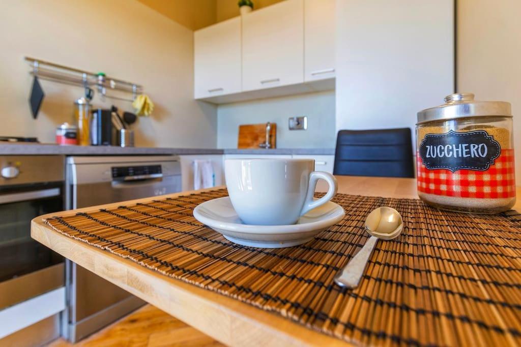 Sunny & Updated Flat With Panoramic City View 50M From M4 Stop Milano Eksteriør billede