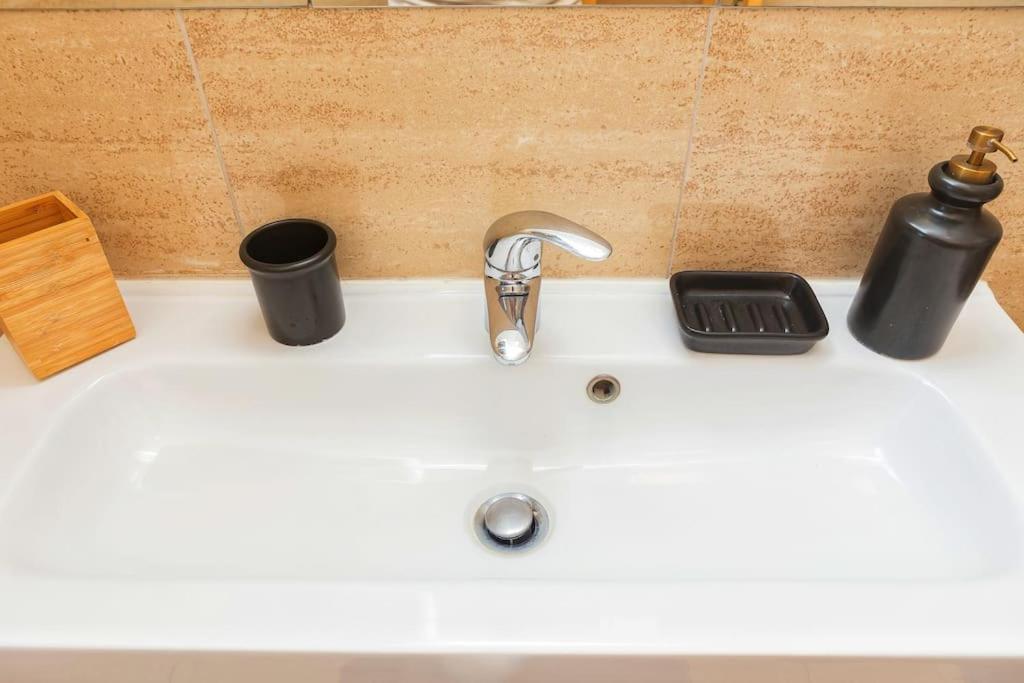 Sunny & Updated Flat With Panoramic City View 50M From M4 Stop Milano Eksteriør billede