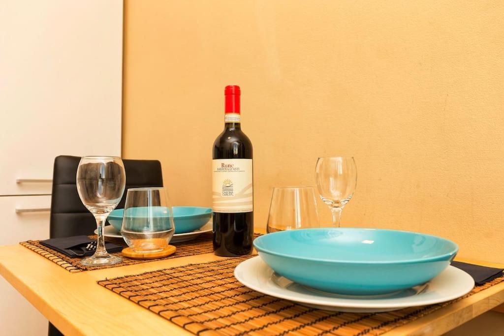 Sunny & Updated Flat With Panoramic City View 50M From M4 Stop Milano Eksteriør billede