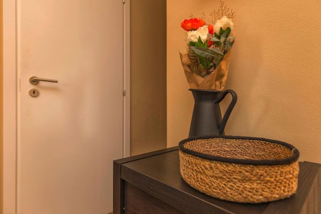 Sunny & Updated Flat With Panoramic City View 50M From M4 Stop Milano Eksteriør billede