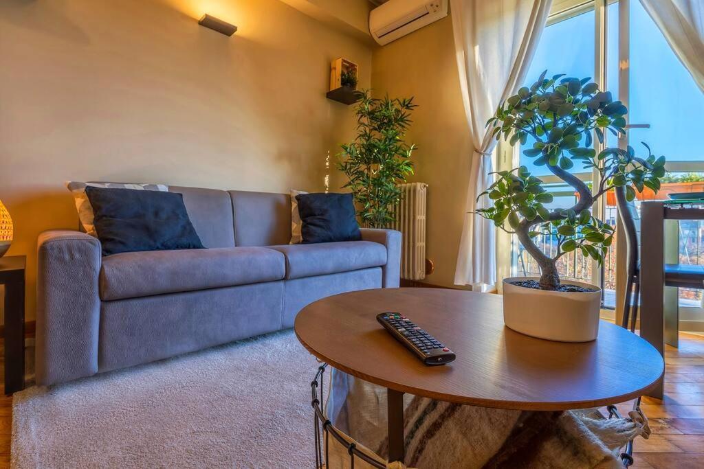 Sunny & Updated Flat With Panoramic City View 50M From M4 Stop Milano Eksteriør billede